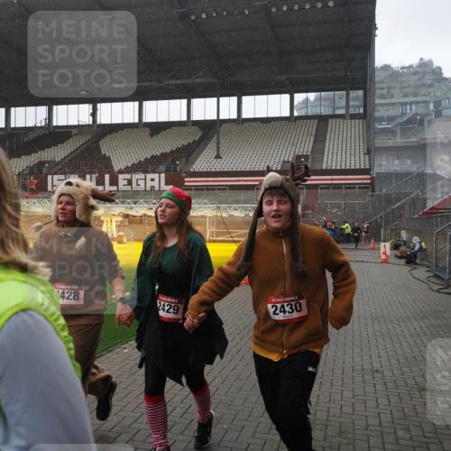 07.12.2025 - St. Pauli X-Mass-Run No. 15 Fabian Wolf http://msf.ph/oto/9419313 07.12.2025 11:31:20 Ziel 1755, 2017, 2428, 2429, 2430, 2492, 2493, 3181, 3182, 3184, 3238, 3239, 3352, 3436, 4105 meine-sportfotos.de
