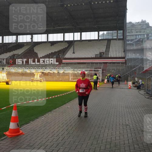 07.12.2025 - St. Pauli X-Mass-Run No. 15 Fabian Wolf http://msf.ph/oto/9419319 07.12.2025 11:31:22 Ziel 331, 1755, 2017, 2428, 2429, 2430, 2492, 2493, 3181, 3182, 3184, 3238, 3239, 3352, 3436, 4105 meine-sportfotos.de