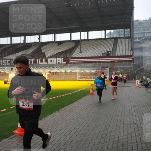 07.12.2025 - St. Pauli X-Mass-Run No. 15 Fabian Wolf http://msf.ph/oto/9419328 07.12.2025 11:31:28 Ziel 331, 1755, 2017, 2428, 2429, 2430, 2492, 2493, 3087, 3181, 3182, 3184, 3352, 3600 meine-sportfotos.de