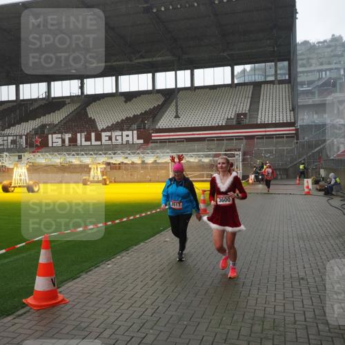 07.12.2025 - St. Pauli X-Mass-Run No. 15 Fabian Wolf http://msf.ph/oto/9419329 07.12.2025 11:31:30 Ziel 331, 2017, 2428, 2429, 2430, 3087, 3352, 3600 meine-sportfotos.de