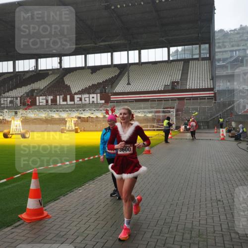 07.12.2025 - St. Pauli X-Mass-Run No. 15 Fabian Wolf http://msf.ph/oto/9419332 07.12.2025 11:31:31 Ziel 331, 2017, 3087, 3600 meine-sportfotos.de