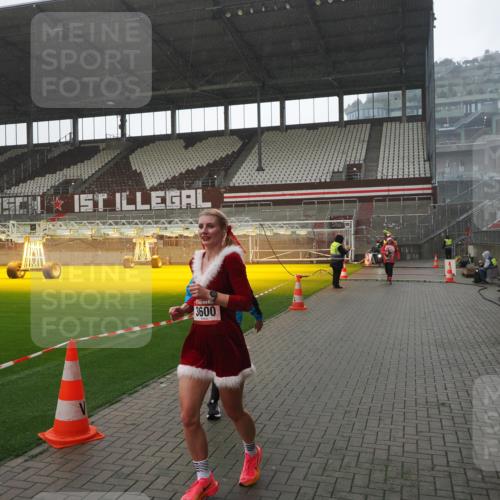 07.12.2025 - St. Pauli X-Mass-Run No. 15 Fabian Wolf http://msf.ph/oto/9419333 07.12.2025 11:31:31 Ziel 331, 2017, 3087, 3600 meine-sportfotos.de