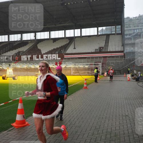 07.12.2025 - St. Pauli X-Mass-Run No. 15 Fabian Wolf http://msf.ph/oto/9419334 07.12.2025 11:31:31 Ziel 331, 2017, 3087, 3600 meine-sportfotos.de