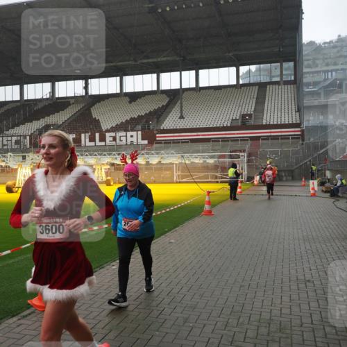 07.12.2025 - St. Pauli X-Mass-Run No. 15 Fabian Wolf http://msf.ph/oto/9419335 07.12.2025 11:31:31 Ziel 331, 2017, 3087, 3600 meine-sportfotos.de