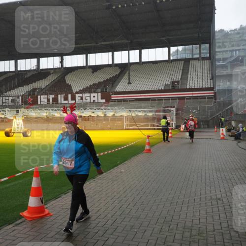 07.12.2025 - St. Pauli X-Mass-Run No. 15 Fabian Wolf http://msf.ph/oto/9419337 07.12.2025 11:31:32 Ziel 331, 2017, 3087, 3600 meine-sportfotos.de