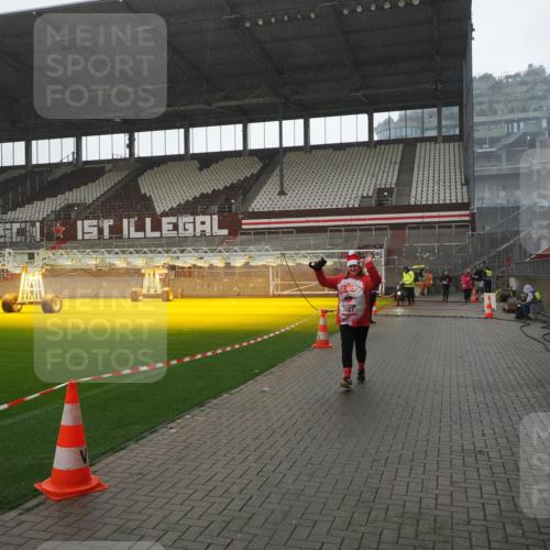 07.12.2025 - St. Pauli X-Mass-Run No. 15 Fabian Wolf http://msf.ph/oto/9419340 07.12.2025 11:31:36 Ziel 331, 2017, 3087, 3600 meine-sportfotos.de
