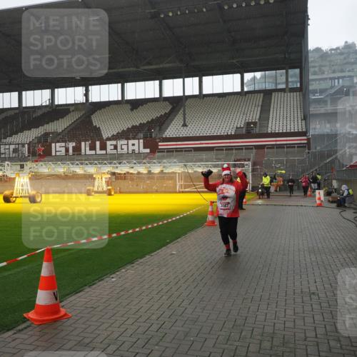 07.12.2025 - St. Pauli X-Mass-Run No. 15 Fabian Wolf http://msf.ph/oto/9419341 07.12.2025 11:31:36 Ziel 331, 2017, 3087, 3600 meine-sportfotos.de