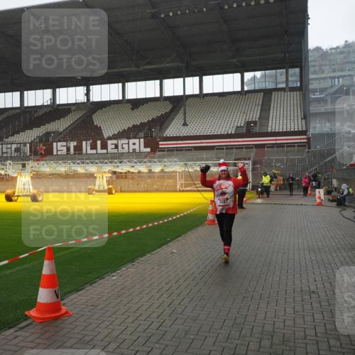 07.12.2025 - St. Pauli X-Mass-Run No. 15 Fabian Wolf http://msf.ph/oto/9419342 07.12.2025 11:31:36 Ziel 331, 2017, 3087, 3600 meine-sportfotos.de