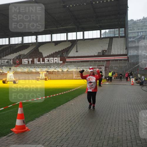 07.12.2025 - St. Pauli X-Mass-Run No. 15 Fabian Wolf http://msf.ph/oto/9419343 07.12.2025 11:31:36 Ziel 331, 2017, 3087, 3600 meine-sportfotos.de