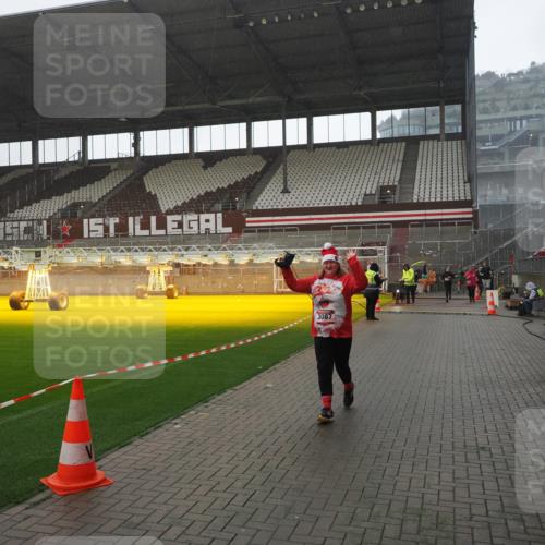 07.12.2025 - St. Pauli X-Mass-Run No. 15 Fabian Wolf http://msf.ph/oto/9419344 07.12.2025 11:31:36 Ziel 331, 2017, 3087, 3600 meine-sportfotos.de