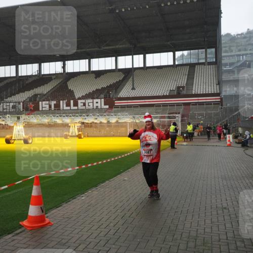 07.12.2025 - St. Pauli X-Mass-Run No. 15 Fabian Wolf http://msf.ph/oto/9419345 07.12.2025 11:31:37 Ziel 331, 2017, 2587, 2654, 3087, 3600 meine-sportfotos.de