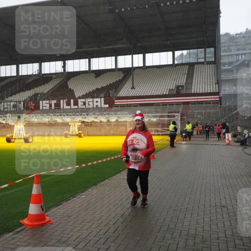 07.12.2025 - St. Pauli X-Mass-Run No. 15 Fabian Wolf http://msf.ph/oto/9419346 07.12.2025 11:31:37 Ziel 331, 2017, 2587, 2654, 3087, 3600 meine-sportfotos.de