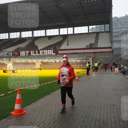 07.12.2025 - St. Pauli X-Mass-Run No. 15 Fabian Wolf http://msf.ph/oto/9419347 07.12.2025 11:31:37 Ziel 331, 2017, 2587, 2654, 3087, 3600 meine-sportfotos.de