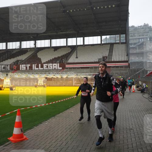 07.12.2025 - St. Pauli X-Mass-Run No. 15 Fabian Wolf http://msf.ph/oto/9419359 07.12.2025 11:31:45 Ziel 2048, 2497, 2523, 2527, 2587, 2654, 2656, 3087, 3678 meine-sportfotos.de