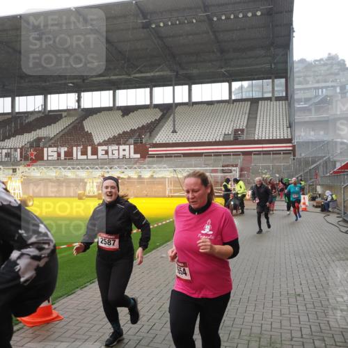 07.12.2025 - St. Pauli X-Mass-Run No. 15 Fabian Wolf http://msf.ph/oto/9419363 07.12.2025 11:31:46 Ziel 2048, 2497, 2523, 2527, 2587, 2654, 2656, 3087, 3678 meine-sportfotos.de