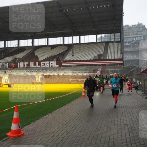 07.12.2025 - St. Pauli X-Mass-Run No. 15 Fabian Wolf http://msf.ph/oto/9419370 07.12.2025 11:31:47 Ziel 2048, 2497, 2523, 2527, 2587, 2654, 2656, 3087, 3678 meine-sportfotos.de