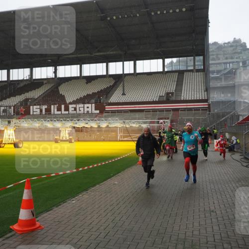 07.12.2025 - St. Pauli X-Mass-Run No. 15 Fabian Wolf http://msf.ph/oto/9419371 07.12.2025 11:31:47 Ziel 2048, 2497, 2523, 2527, 2587, 2654, 2656, 3087, 3678 meine-sportfotos.de