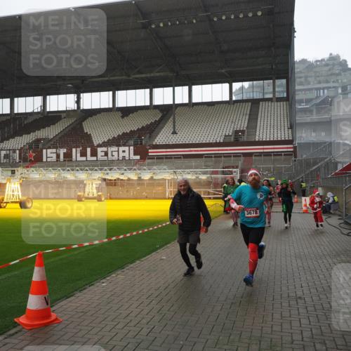 07.12.2025 - St. Pauli X-Mass-Run No. 15 Fabian Wolf http://msf.ph/oto/9419373 07.12.2025 11:31:48 Ziel 2048, 2497, 2523, 2527, 2587, 2654, 2656, 3087, 3678 meine-sportfotos.de
