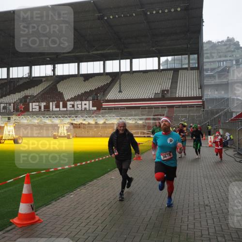 07.12.2025 - St. Pauli X-Mass-Run No. 15 Fabian Wolf http://msf.ph/oto/9419374 07.12.2025 11:31:48 Ziel 2048, 2497, 2523, 2527, 2587, 2654, 2656, 3087, 3678 meine-sportfotos.de
