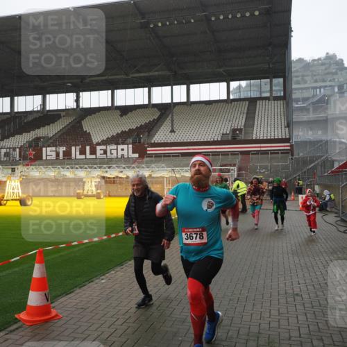 07.12.2025 - St. Pauli X-Mass-Run No. 15 Fabian Wolf http://msf.ph/oto/9419376 07.12.2025 11:31:48 Ziel 2048, 2497, 2523, 2527, 2587, 2654, 2656, 3087, 3678 meine-sportfotos.de