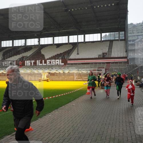 07.12.2025 - St. Pauli X-Mass-Run No. 15 Fabian Wolf http://msf.ph/oto/9419380 07.12.2025 11:31:49 Ziel 2048, 2050, 2497, 2523, 2527, 2587, 2654, 2656, 3678, 4642 meine-sportfotos.de