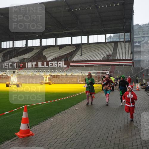 07.12.2025 - St. Pauli X-Mass-Run No. 15 Fabian Wolf http://msf.ph/oto/9419382 07.12.2025 11:31:50 Ziel 2048, 2050, 2497, 2523, 2527, 2587, 2654, 2656, 3678, 4633, 4642 meine-sportfotos.de