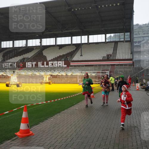 07.12.2025 - St. Pauli X-Mass-Run No. 15 Fabian Wolf http://msf.ph/oto/9419383 07.12.2025 11:31:50 Ziel 2048, 2050, 2497, 2523, 2527, 2587, 2654, 2656, 3678, 4633, 4642 meine-sportfotos.de
