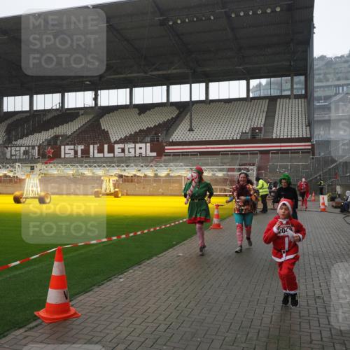 07.12.2025 - St. Pauli X-Mass-Run No. 15 Fabian Wolf http://msf.ph/oto/9419384 07.12.2025 11:31:50 Ziel 2048, 2050, 2497, 2523, 2527, 2587, 2654, 2656, 3678, 4633, 4642 meine-sportfotos.de