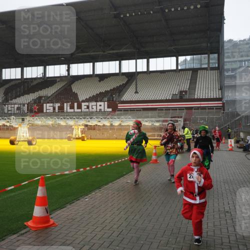 07.12.2025 - St. Pauli X-Mass-Run No. 15 Fabian Wolf http://msf.ph/oto/9419385 07.12.2025 11:31:50 Ziel 2048, 2050, 2497, 2523, 2527, 2587, 2654, 2656, 3678, 4633, 4642 meine-sportfotos.de