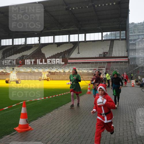 07.12.2025 - St. Pauli X-Mass-Run No. 15 Fabian Wolf http://msf.ph/oto/9419386 07.12.2025 11:31:51 Ziel 2048, 2050, 2120, 2497, 2523, 2527, 2587, 2654, 2656, 3678, 4633, 4642 meine-sportfotos.de