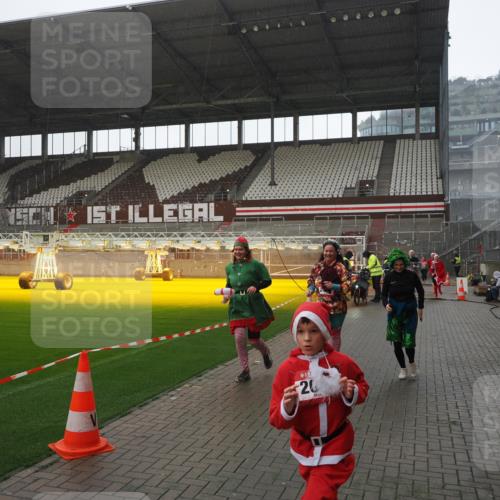07.12.2025 - St. Pauli X-Mass-Run No. 15 Fabian Wolf http://msf.ph/oto/9419387 07.12.2025 11:31:51 Ziel 2048, 2050, 2120, 2497, 2523, 2527, 2587, 2654, 2656, 3678, 4633, 4642 meine-sportfotos.de