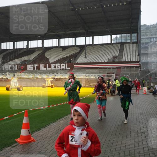 07.12.2025 - St. Pauli X-Mass-Run No. 15 Fabian Wolf http://msf.ph/oto/9419388 07.12.2025 11:31:51 Ziel 2048, 2050, 2120, 2497, 2523, 2527, 2587, 2654, 2656, 3678, 4633, 4642 meine-sportfotos.de