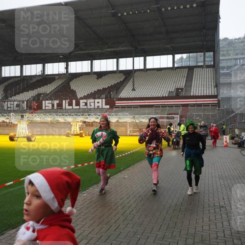 07.12.2025 - St. Pauli X-Mass-Run No. 15 Fabian Wolf http://msf.ph/oto/9419389 07.12.2025 11:31:51 Ziel 2048, 2050, 2120, 2497, 2523, 2527, 2587, 2654, 2656, 3678, 4633, 4642 meine-sportfotos.de