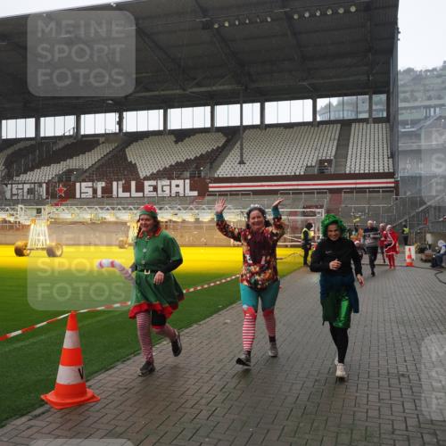 07.12.2025 - St. Pauli X-Mass-Run No. 15 Fabian Wolf http://msf.ph/oto/9419390 07.12.2025 11:31:52 Ziel 2048, 2050, 2120, 2497, 2523, 2527, 2587, 2654, 2656, 3678, 4633, 4642 meine-sportfotos.de