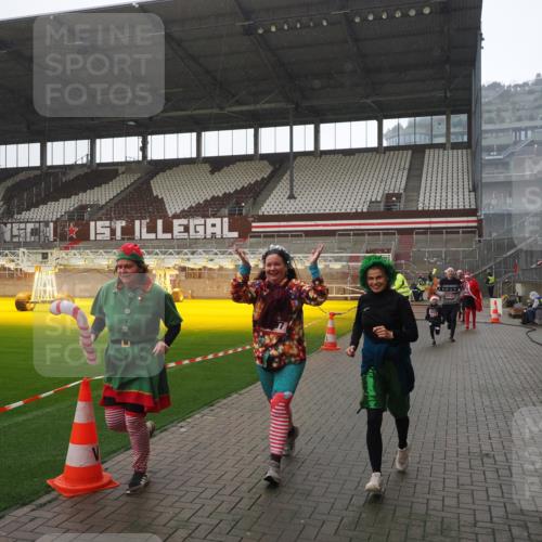 07.12.2025 - St. Pauli X-Mass-Run No. 15 Fabian Wolf http://msf.ph/oto/9419392 07.12.2025 11:31:52 Ziel 2048, 2050, 2120, 2497, 2523, 2527, 2587, 2654, 2656, 3678, 4633, 4642 meine-sportfotos.de
