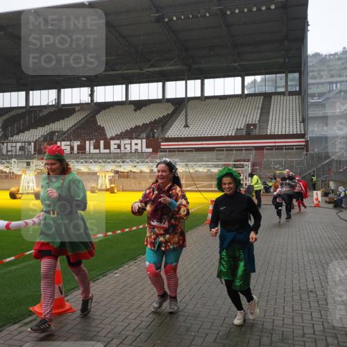 07.12.2025 - St. Pauli X-Mass-Run No. 15 Fabian Wolf http://msf.ph/oto/9419393 07.12.2025 11:31:52 Ziel 2048, 2050, 2120, 2497, 2523, 2527, 2587, 2654, 2656, 3678, 4633, 4642 meine-sportfotos.de
