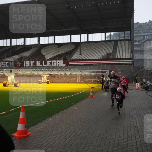 07.12.2025 - St. Pauli X-Mass-Run No. 15 Fabian Wolf http://msf.ph/oto/9419399 07.12.2025 11:31:54 Ziel 2048, 2050, 2120, 2497, 2523, 2527, 2587, 2654, 2656, 3678, 4633, 4640, 4642 meine-sportfotos.de