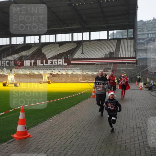07.12.2025 - St. Pauli X-Mass-Run No. 15 Fabian Wolf http://msf.ph/oto/9419402 07.12.2025 11:31:54 Ziel 2048, 2050, 2120, 2497, 2523, 2527, 2587, 2654, 2656, 3678, 4633, 4640, 4642 meine-sportfotos.de