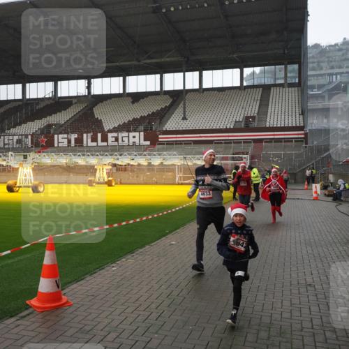 07.12.2025 - St. Pauli X-Mass-Run No. 15 Fabian Wolf http://msf.ph/oto/9419403 07.12.2025 11:31:54 Ziel 2048, 2050, 2120, 2497, 2523, 2527, 2587, 2654, 2656, 3678, 4633, 4640, 4642 meine-sportfotos.de