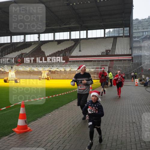 07.12.2025 - St. Pauli X-Mass-Run No. 15 Fabian Wolf http://msf.ph/oto/9419404 07.12.2025 11:31:55 Ziel 2048, 2050, 2120, 2497, 2523, 2527, 2587, 2654, 2656, 3678, 4633, 4640, 4642 meine-sportfotos.de
