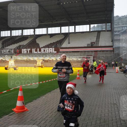 07.12.2025 - St. Pauli X-Mass-Run No. 15 Fabian Wolf http://msf.ph/oto/9419405 07.12.2025 11:31:55 Ziel 2048, 2050, 2120, 2497, 2523, 2527, 2587, 2654, 2656, 3678, 4633, 4640, 4642 meine-sportfotos.de