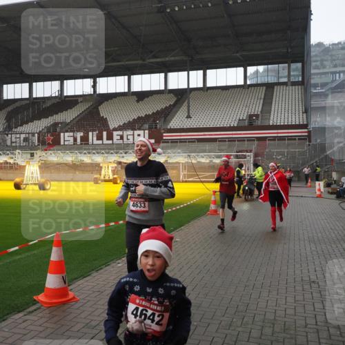 07.12.2025 - St. Pauli X-Mass-Run No. 15 Fabian Wolf http://msf.ph/oto/9419406 07.12.2025 11:31:55 Ziel 2048, 2050, 2120, 2497, 2523, 2527, 2587, 2654, 2656, 3678, 4633, 4640, 4642 meine-sportfotos.de