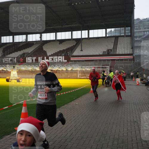 07.12.2025 - St. Pauli X-Mass-Run No. 15 Fabian Wolf http://msf.ph/oto/9419407 07.12.2025 11:31:55 Ziel 2048, 2050, 2120, 2497, 2523, 2527, 2587, 2654, 2656, 3678, 4633, 4640, 4642 meine-sportfotos.de