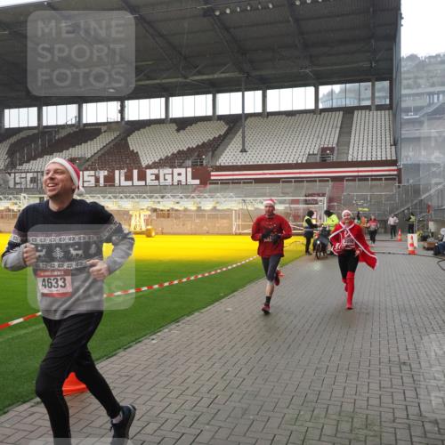 07.12.2025 - St. Pauli X-Mass-Run No. 15 Fabian Wolf http://msf.ph/oto/9419408 07.12.2025 11:31:55 Ziel 2048, 2050, 2120, 2497, 2523, 2527, 2587, 2654, 2656, 3678, 4633, 4640, 4642 meine-sportfotos.de