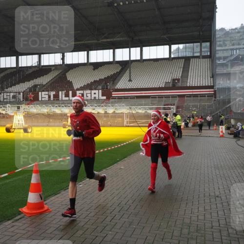 07.12.2025 - St. Pauli X-Mass-Run No. 15 Fabian Wolf http://msf.ph/oto/9419410 07.12.2025 11:31:56 Ziel 2048, 2050, 2120, 2497, 2523, 2527, 2587, 2654, 2656, 3678, 4633, 4640, 4642 meine-sportfotos.de