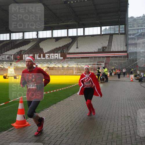07.12.2025 - St. Pauli X-Mass-Run No. 15 Fabian Wolf http://msf.ph/oto/9419411 07.12.2025 11:31:57 Ziel 2048, 2050, 2120, 2497, 2523, 2527, 2587, 2654, 2656, 3678, 4633, 4640, 4642 meine-sportfotos.de