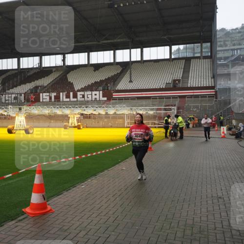 07.12.2025 - St. Pauli X-Mass-Run No. 15 Fabian Wolf http://msf.ph/oto/9419417 07.12.2025 11:32:03 Ziel 2048, 2050, 2120, 3343, 3678, 4633, 4640, 4642 meine-sportfotos.de