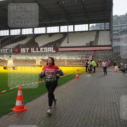 07.12.2025 - St. Pauli X-Mass-Run No. 15 Fabian Wolf http://msf.ph/oto/9419421 07.12.2025 11:32:04 Ziel 2048, 2050, 2120, 3343, 4633, 4640, 4642 meine-sportfotos.de
