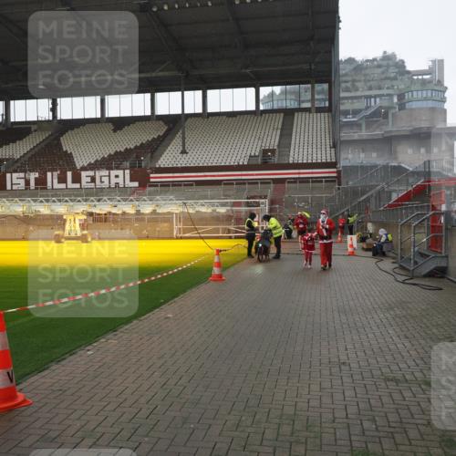 07.12.2025 - St. Pauli X-Mass-Run No. 15 Fabian Wolf http://msf.ph/oto/9419440 07.12.2025 11:32:12 Ziel 1081, 2043, 2044, 3173, 3177, 3343, 4640 meine-sportfotos.de