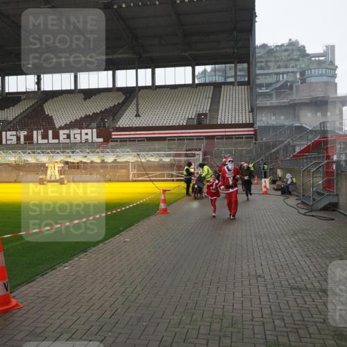 07.12.2025 - St. Pauli X-Mass-Run No. 15 Fabian Wolf http://msf.ph/oto/9419445 07.12.2025 11:32:14 Ziel 1081, 2043, 2044, 3173, 3177, 3343 meine-sportfotos.de